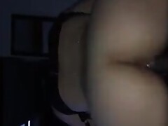 Beurette bouge son gros cul sur la nibble d'un renoi
